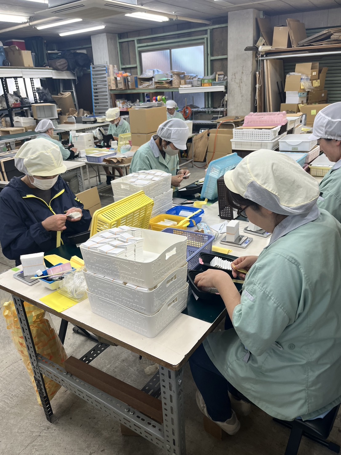 工場内での作業中の画像