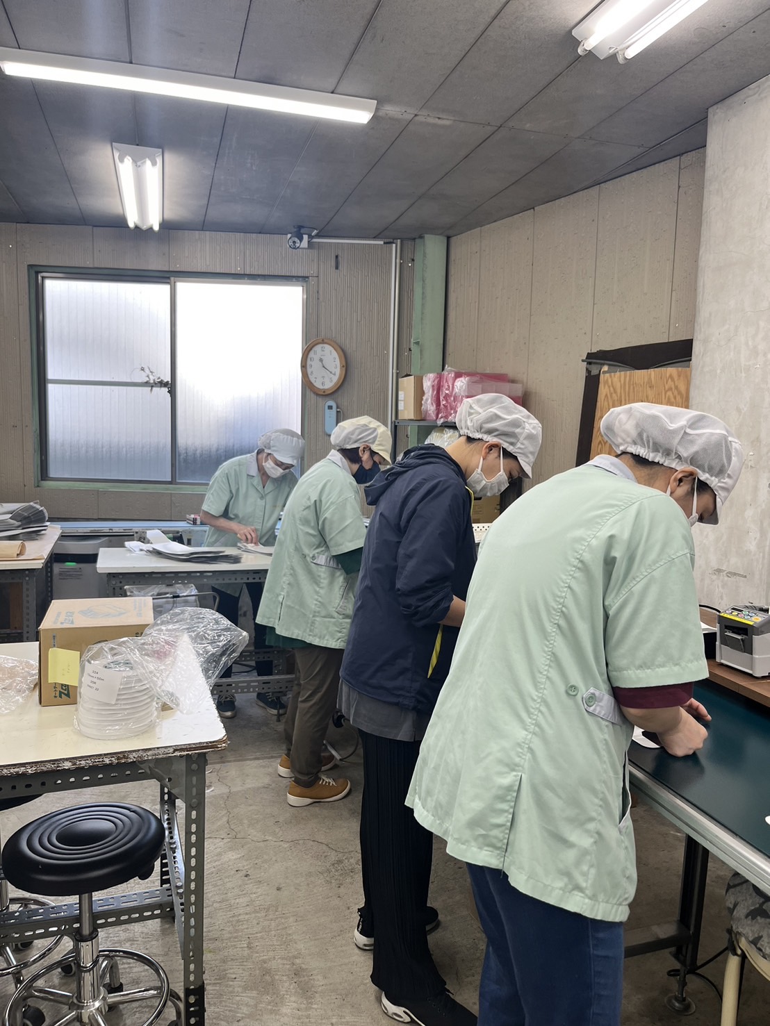 立って手作業中の画像